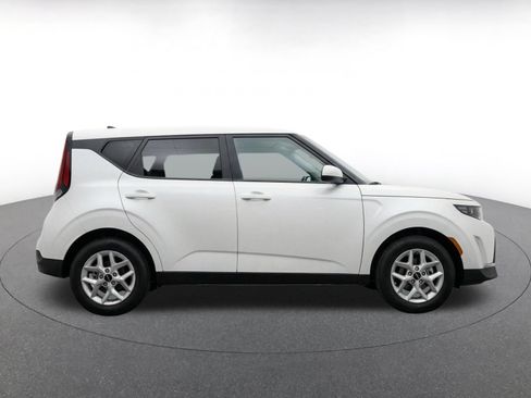 Used 2025 Kia Soul LX w/ LX Technology Package FWD image 13