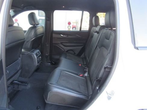 Used 2025 Jeep Grand Cherokee Altitude image 19