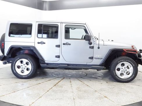 Used 2013 Jeep Wrangler Unlimited Sahara w/ Dual Top Group AWD/4WD image 8
