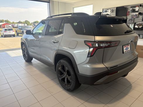 Used 2025 Chevrolet Equinox LT w/ Convenience Package II image 3