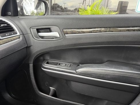 Used 2020 Chrysler 300 Limited image 32