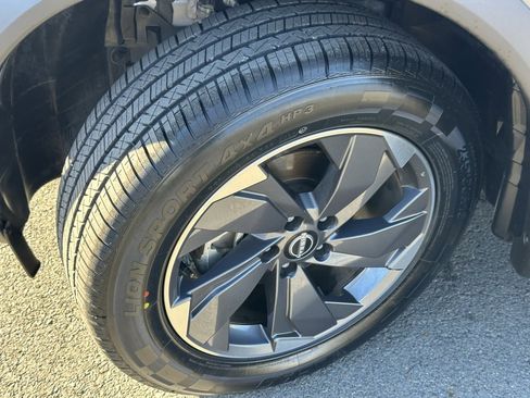 Used 2024 Nissan Rogue SV image 34