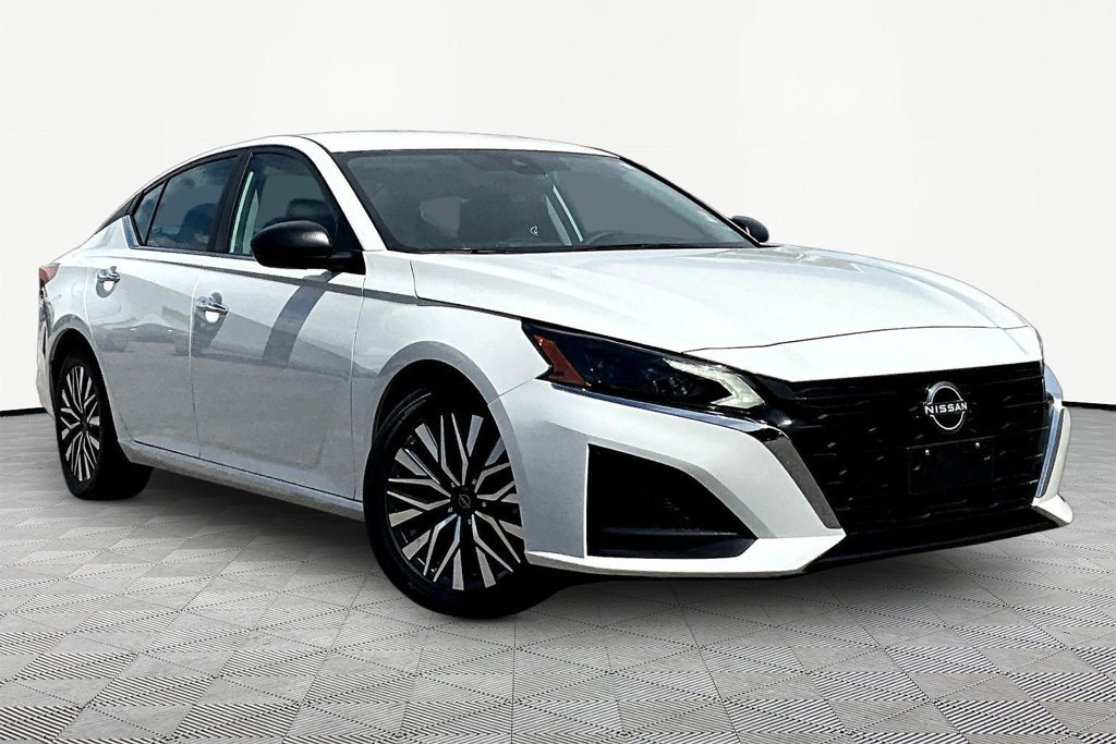 Used 2025 Nissan Altima 2.5 SV FWD image 3