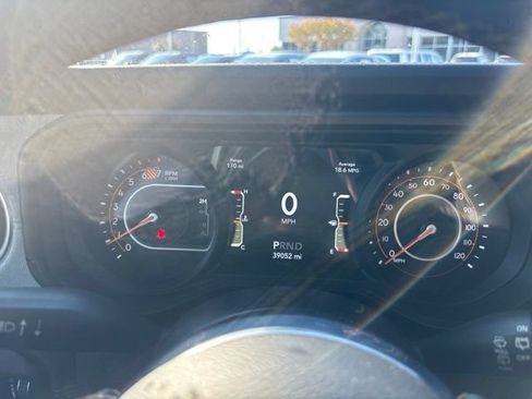 Used 2025 Jeep Wrangler Unlimited Sahara AWD/4WD image 17