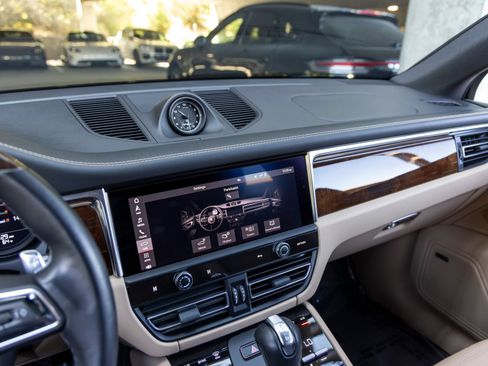 Certified 2023 Porsche Macan AWD/4WD image 42