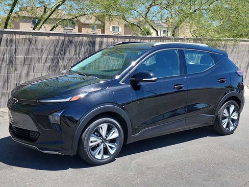 Used 2022 Chevrolet Bolt EUV LT w/ Convenience Package FWD image 4