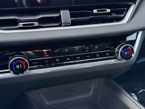 Used 2025 Chevrolet Equinox LT w/ Convenience Package II image 28