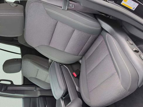 Used 2025 Chevrolet Traverse LT image 9