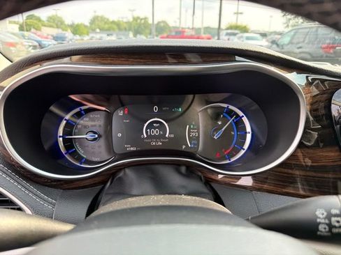 Used 2023 Chrysler Pacifica Limited FWD image 16