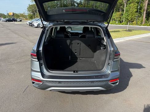 Used 2025 Volkswagen Taos SE FWD image 5