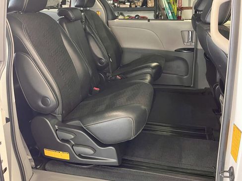 Used 2012 Toyota Sienna SE FWD image 22