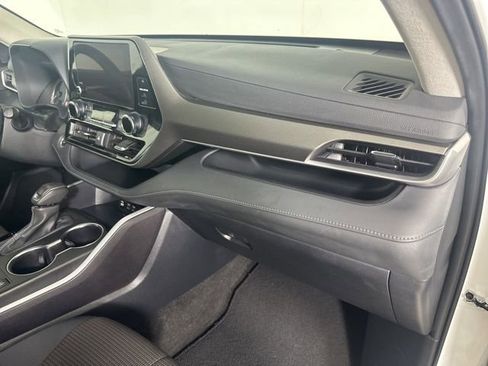 Used 2024 Toyota Highlander LE AWD/4WD image 30