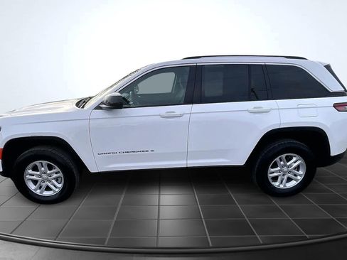 Used 2024 Jeep Grand Cherokee Laredo AWD/4WD image 3