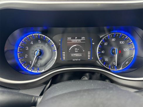 Used 2020 Chrysler Pacifica Touring-L image 21