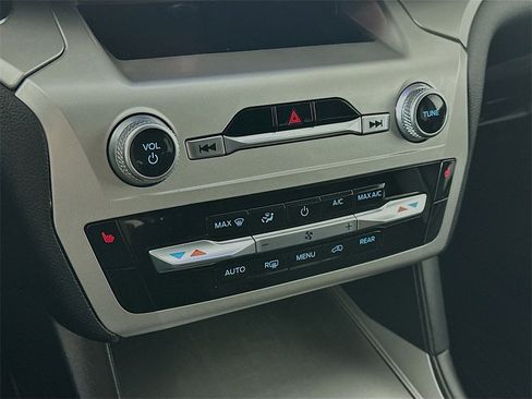 Used 2022 Ford Explorer XLT image 18