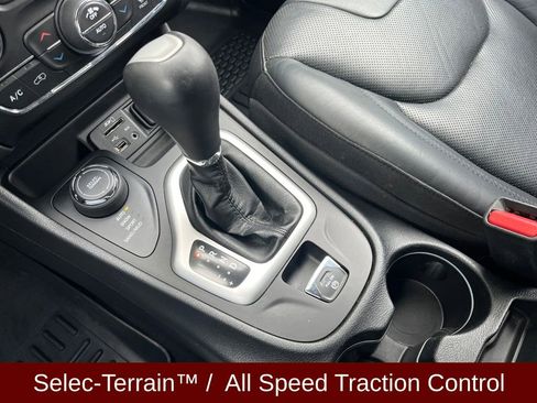 Used 2017 Jeep Cherokee Overland image 12