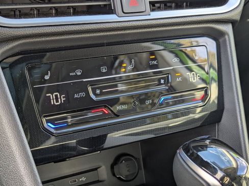 Used 2025 Volkswagen Taos SE w/ Panoramic Sunroof Package image 19