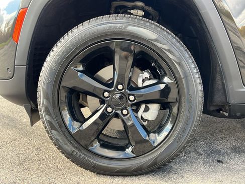 Used 2024 Jeep Grand Cherokee Limited w/ Luxury Tech Group II image 10