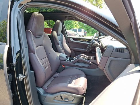 Used 2024 Porsche Cayenne S image 3