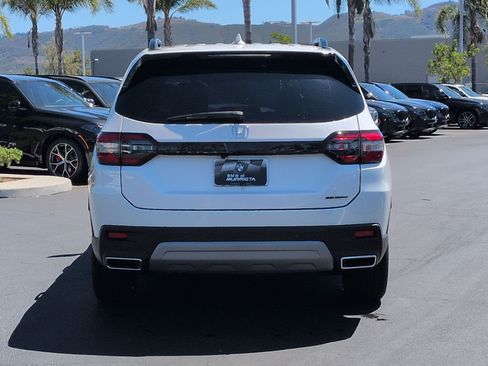 Used 2025 Honda Pilot Touring image 9