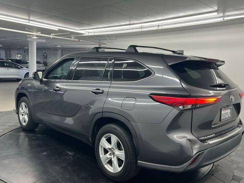 Used 2021 Toyota Highlander LE FWD image 3