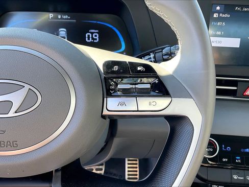 Used 2025 Hyundai Elantra Sport image 18