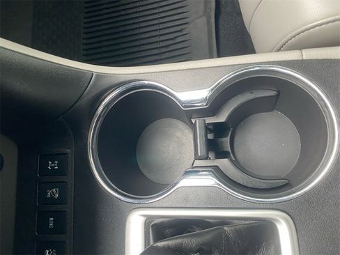 Used 2019 Toyota Highlander XLE image 26