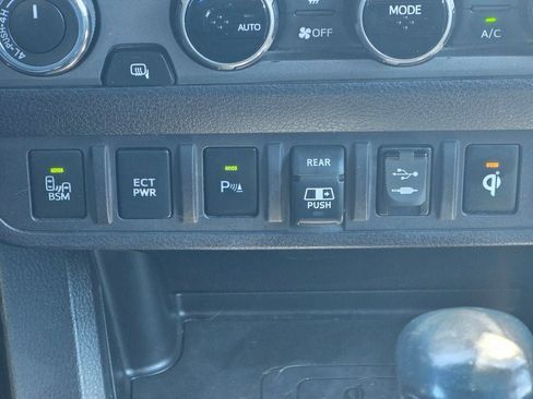 Used 2018 Toyota Tacoma TRD Off-Road w/ TRD Premium Off Road Package AWD/4WD image 17