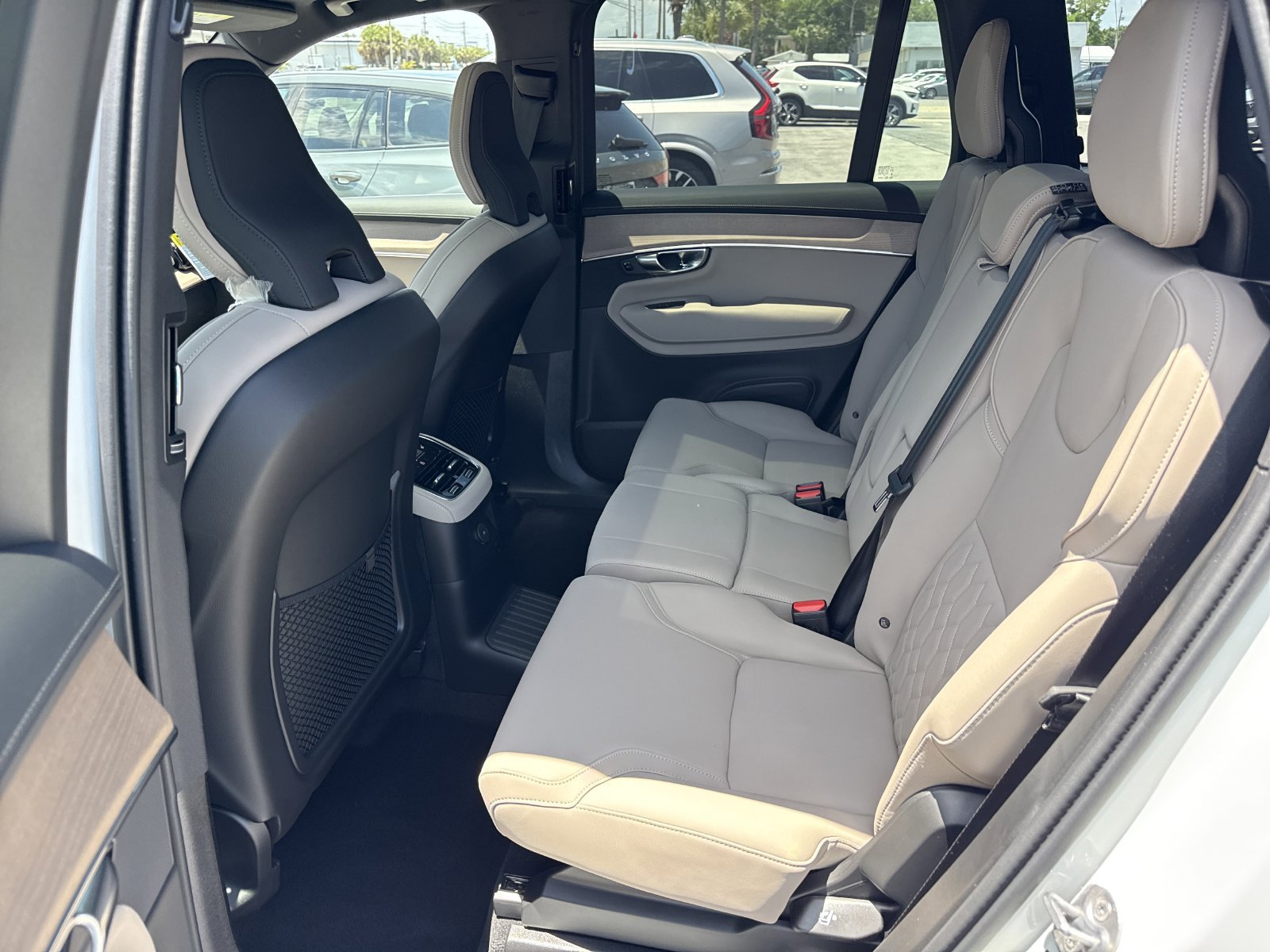 New 2026 Volvo XC90 T8 Plus w/ Protection Package Premier AWD/4WD image 13