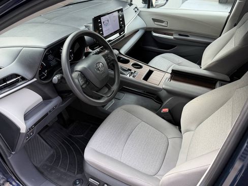 Used 2024 Toyota Sienna LE AWD/4WD image 14
