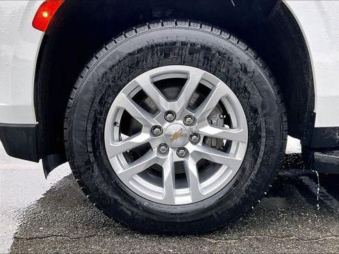 Used 2024 Chevrolet Suburban LT image 7