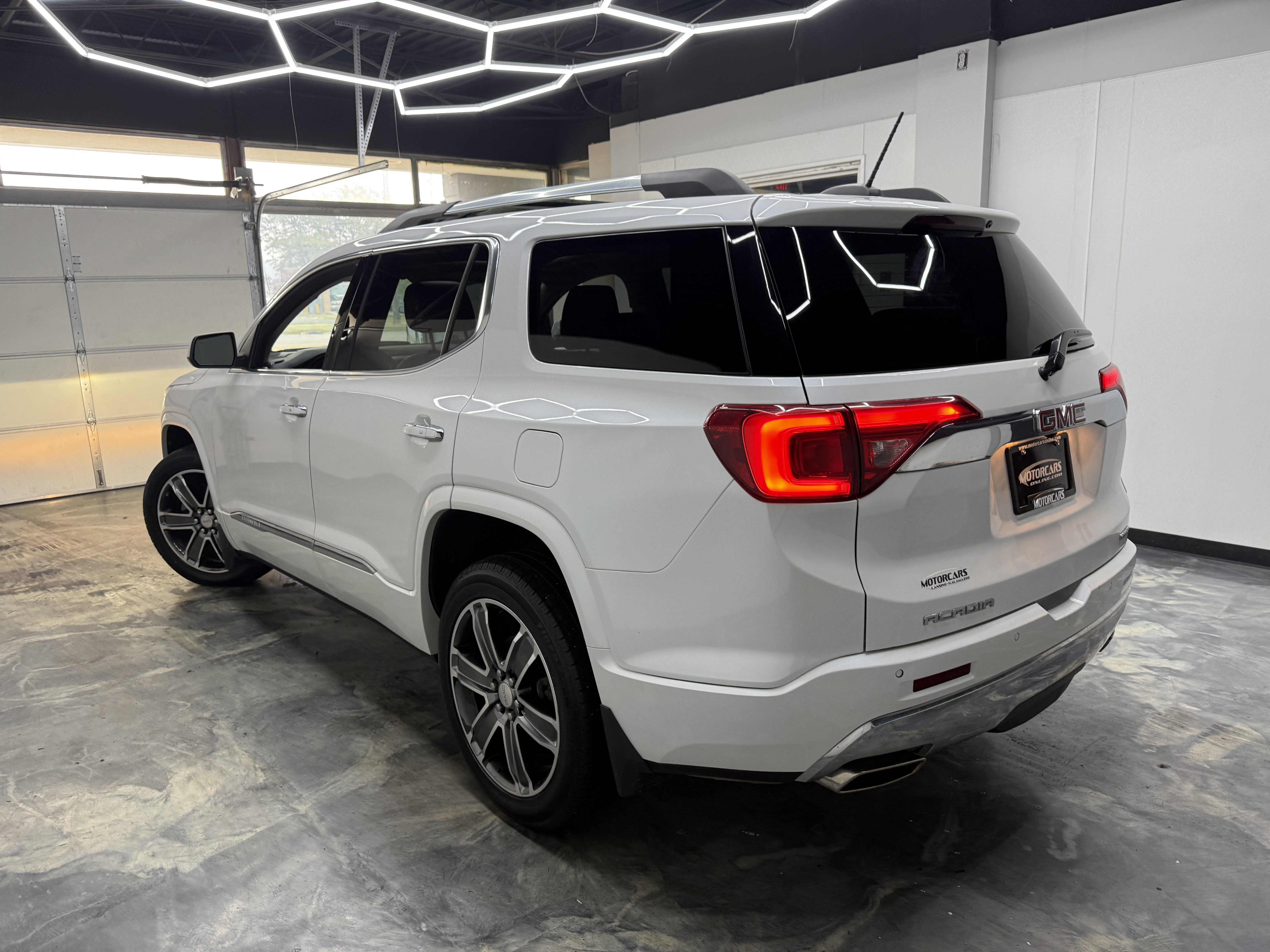 Used 2018 GMC Acadia Denali AWD/4WD image 3