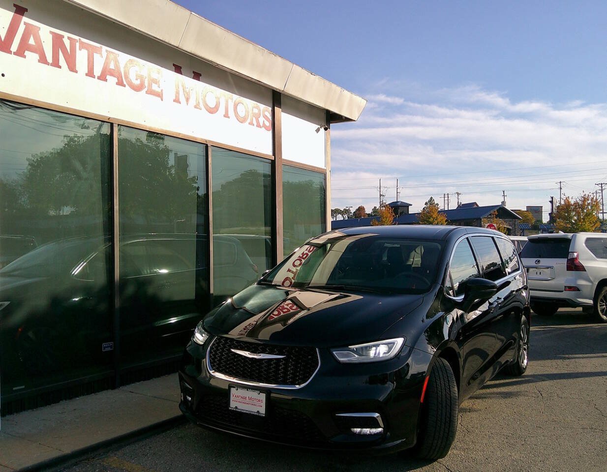 Used 2023 Chrysler Pacifica Touring-L FWD image 1