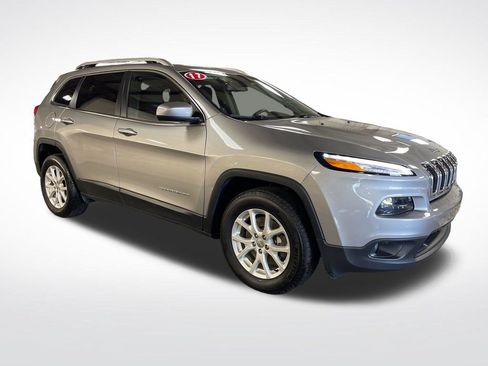 Used 2017 Jeep Cherokee Latitude w/ Cold Weather Group AWD/4WD image 8