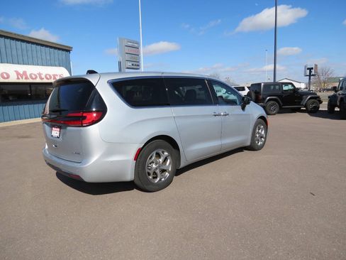 Used 2024 Chrysler Pacifica Limited w/ Trailer Tow Group FWD image 5