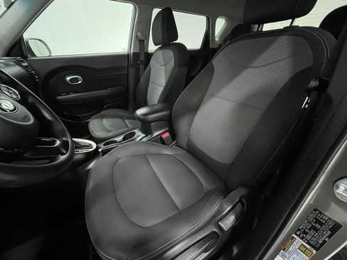 Used 2017 Kia Soul + image 12