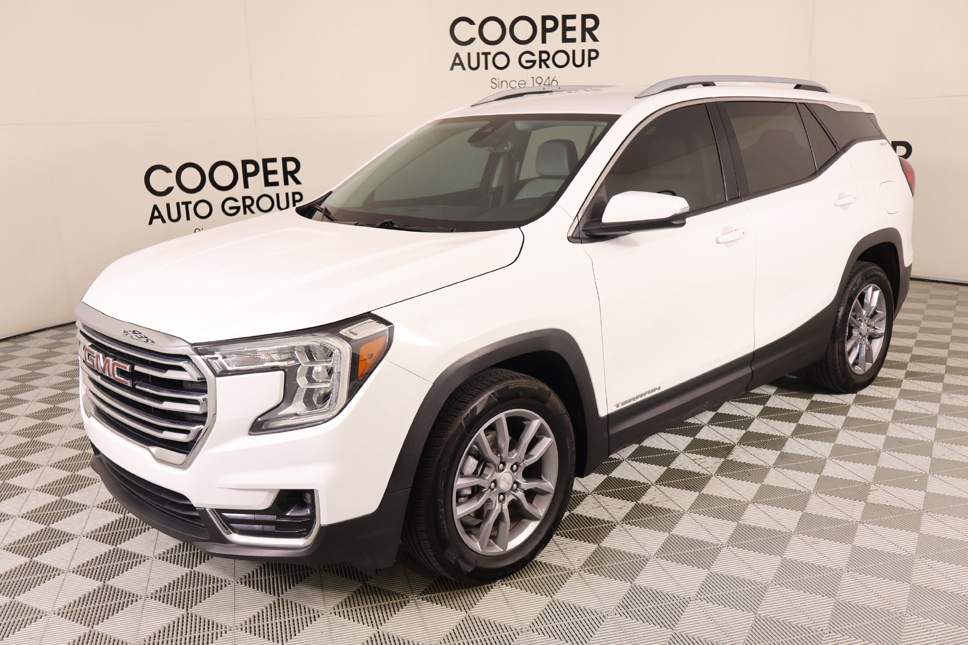 Used 2024 GMC Terrain SLT FWD image 9