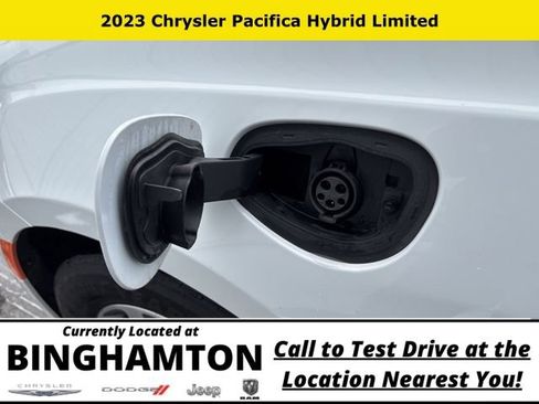 Used 2023 Chrysler Pacifica Limited FWD image 32