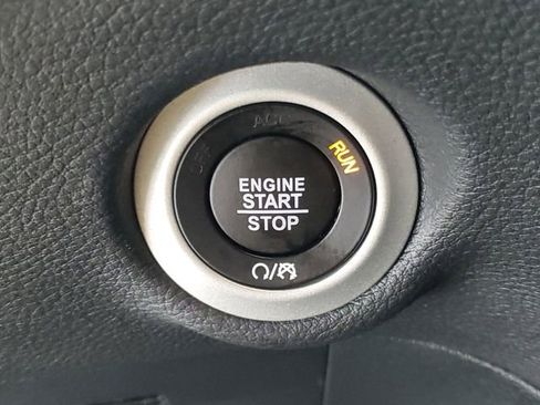 Used 2025 Chrysler Pacifica Limited FWD image 31