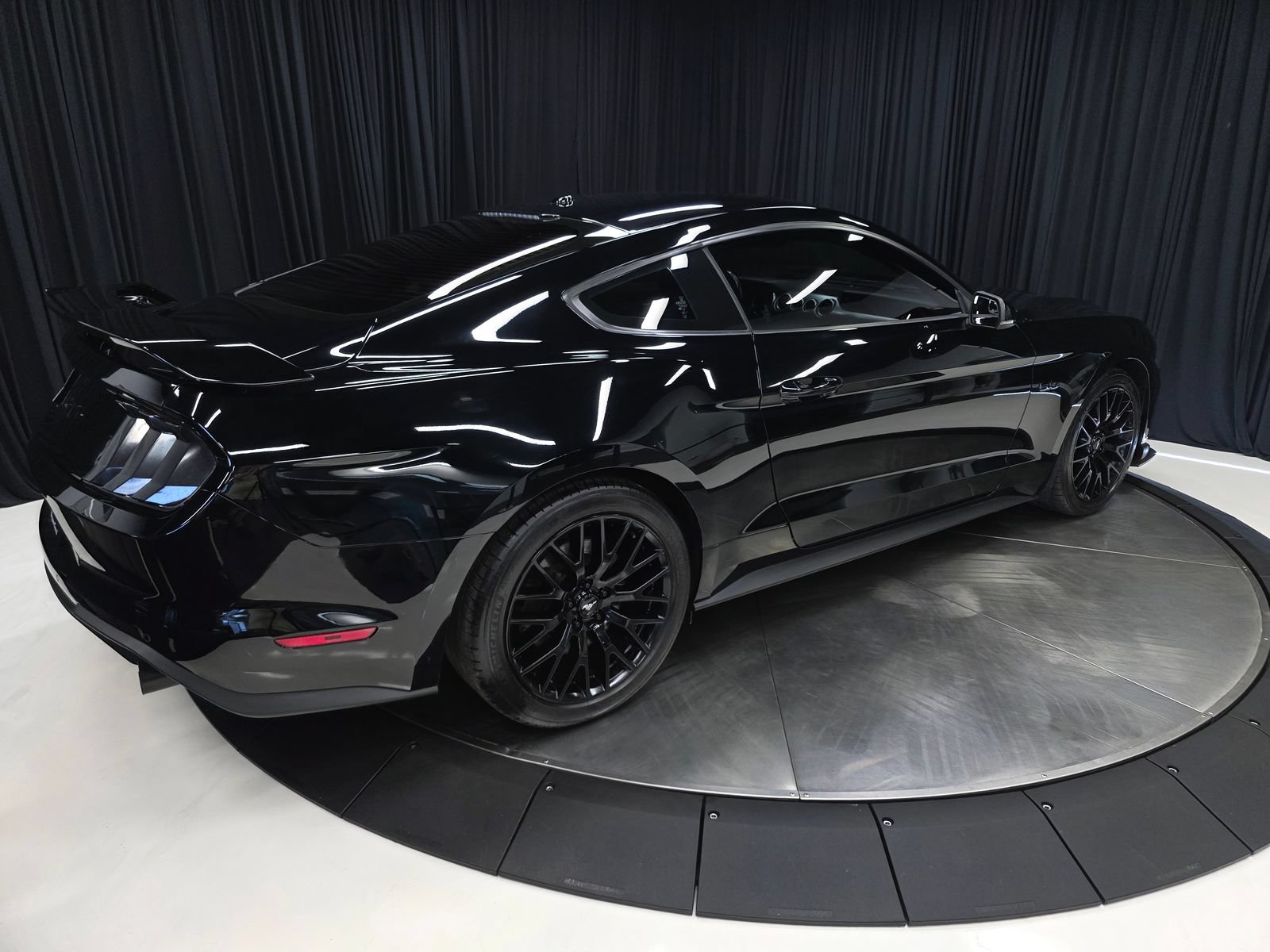 Used 2018 Ford Mustang GT Premium w/ GT Performance Package RWD image 13