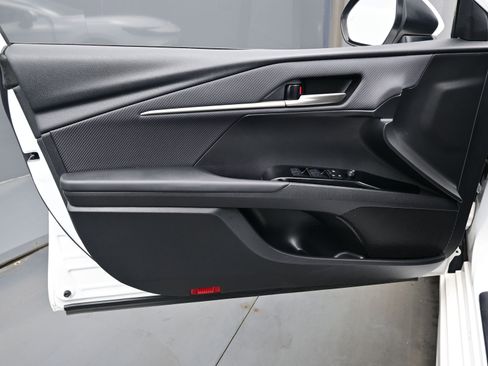 Used 2025 Toyota Camry SE image 9