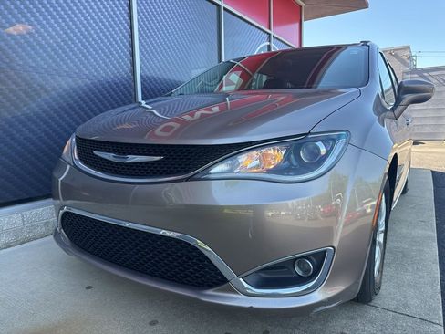 Used 2017 Chrysler Pacifica Touring-L FWD image 18