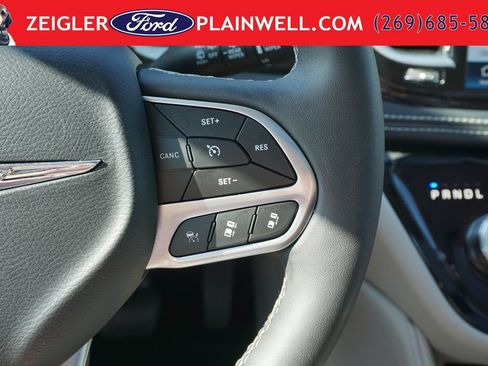 Used 2024 Chrysler Pacifica Limited FWD image 29