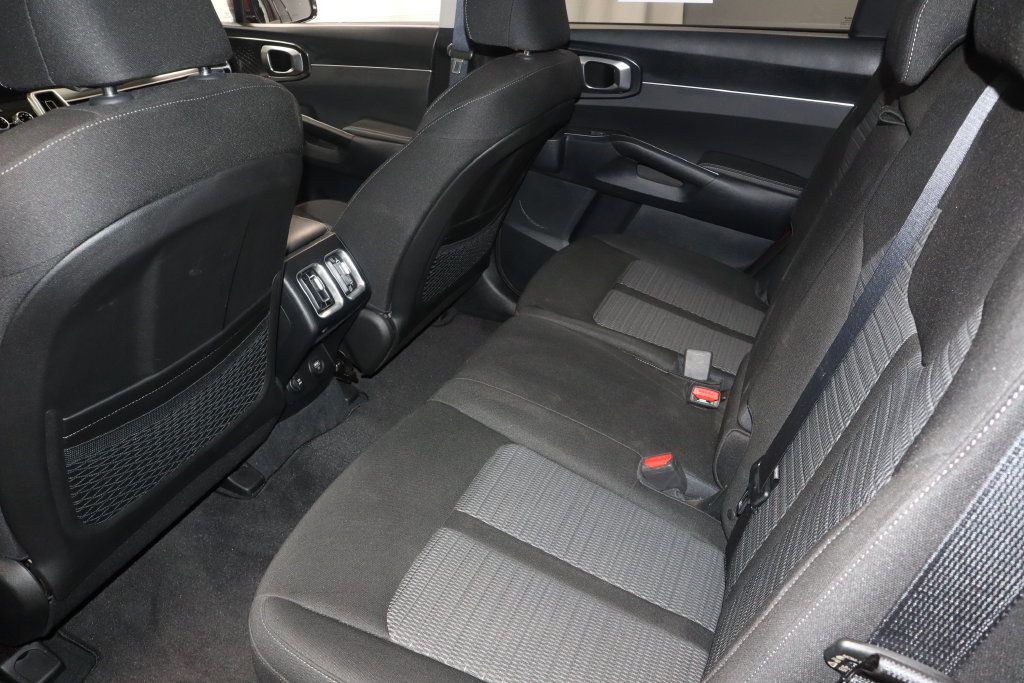 Used 2023 Kia Sorento LX FWD image 19