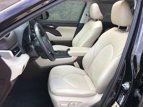 Used 2021 Toyota Highlander XLE image 6