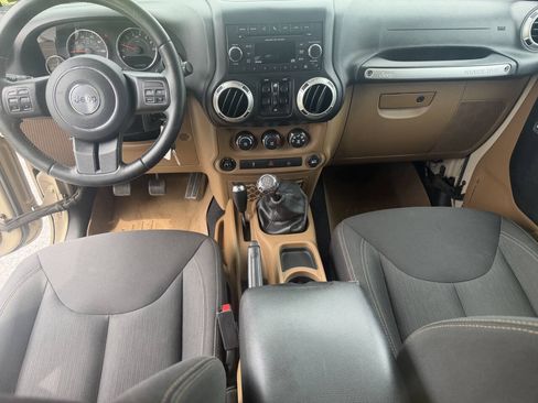 Used 2016 Jeep Wrangler Unlimited Rubicon w/ Connectivity Group AWD/4WD image 11