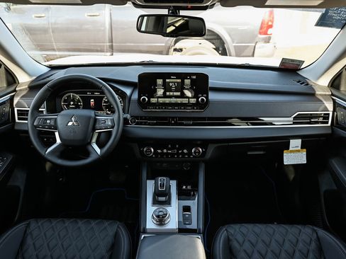 New 2025 Mitsubishi Outlander SEL image 13