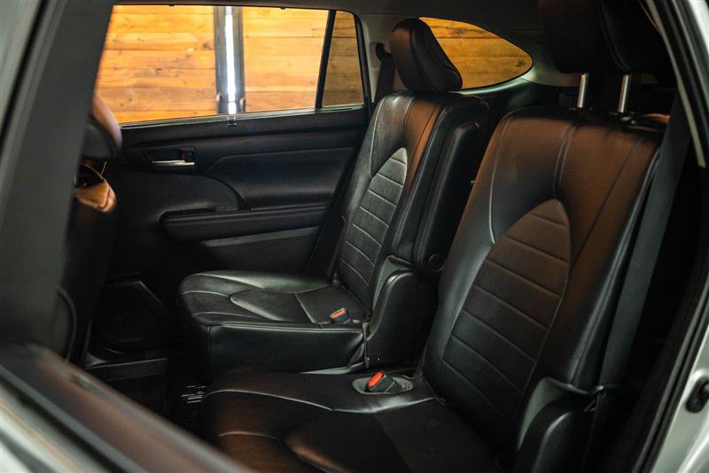 Used 2023 Toyota Highlander XLE AWD/4WD image 11