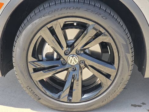 Used 2024 Volkswagen Tiguan SE R-Line FWD image 11