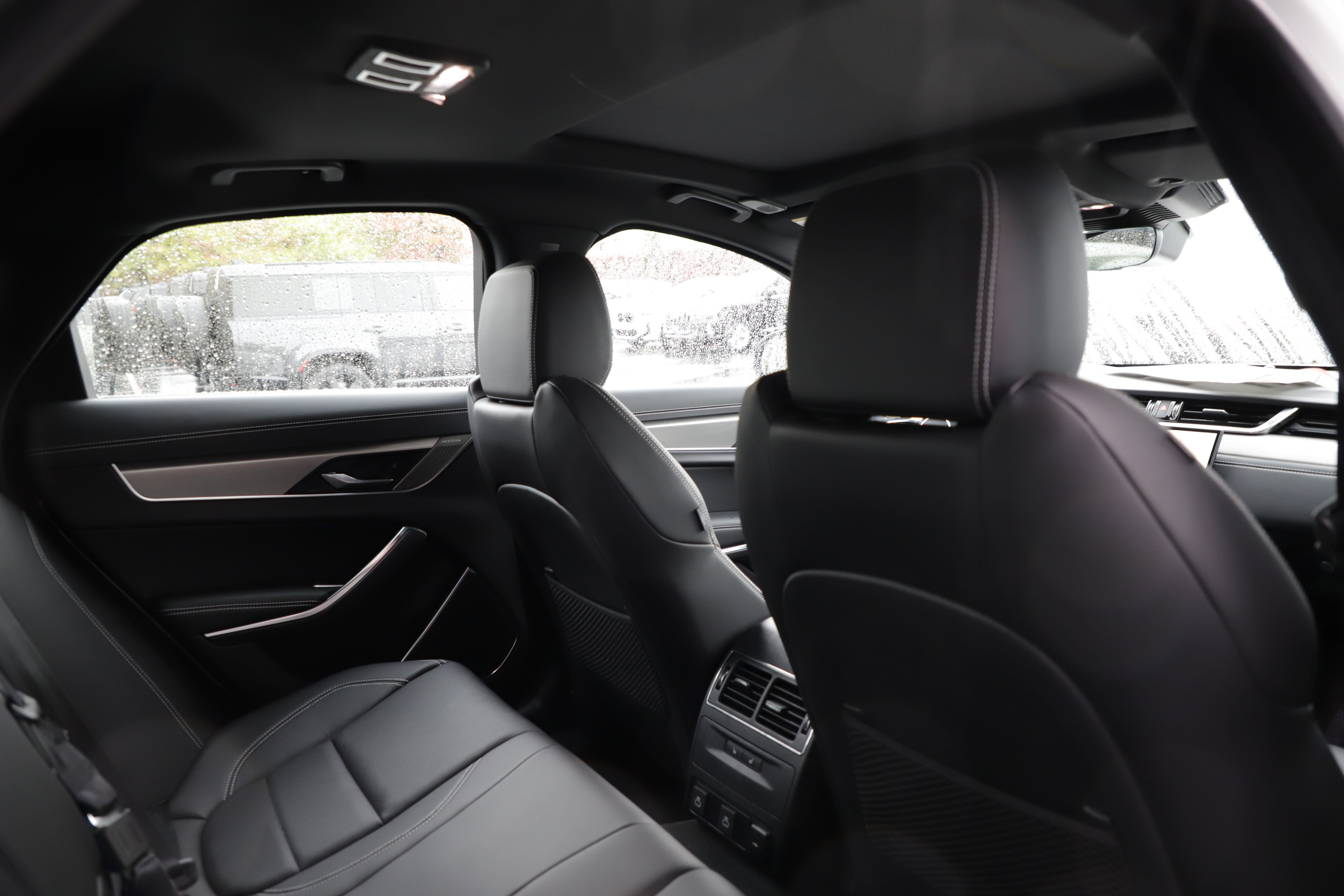 Used 2024 Jaguar XF R-Dynamic SE AWD/4WD image 12